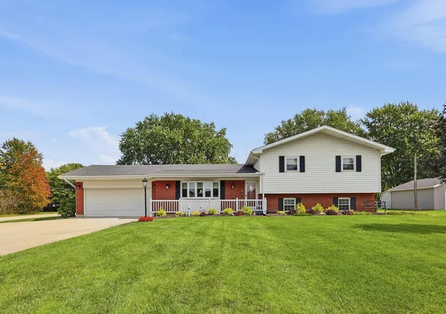 Photo 2 of Single family home for sale at 2874 Ashlar Dr, Springfield, OH 45503 | MLS# 226036016 | Listing updated on 2026-09-21