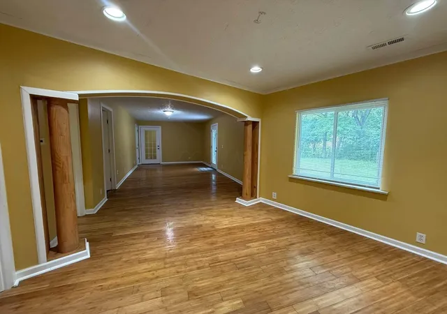 Photo 3 of Single family home for sale at 1404 S Waggoner Rd, Reynoldsburg, OH 43068 | MLS# 226036044 | Listing updated on 2026-09-21