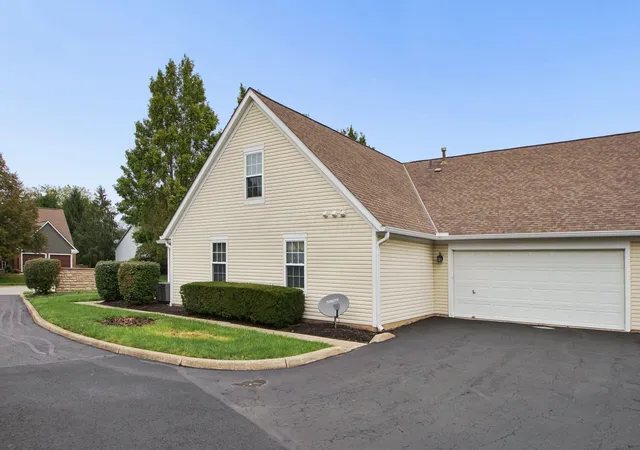 Listing Photo 5 - Condo for sale in building located at 7831 Farmsbury Dr, Reynoldsburg, OH 43068
