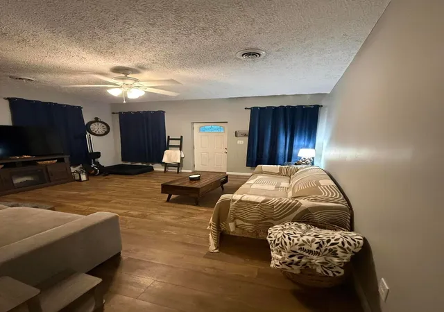 Photo 3 of Single family home for sale at 142 N High St, Chillicothe, OH 45601 | MLS# 226036071 | Listing updated on 2026-09-22