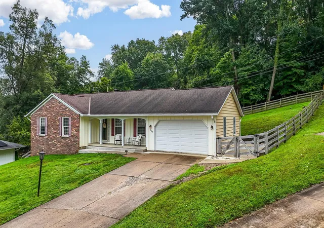 Photo 3 of Single family home for sale at 154 Alameda Ct, Lancaster, OH 43130 | MLS# 226036288 | Listing updated on 2026-10-04