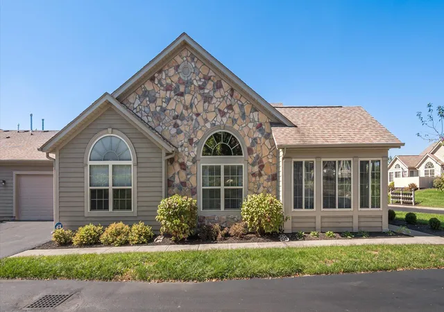 Listing Photo 2 - Condo for sale in building located at 200 Jamie Lynn Cir, Pickerington, OH 43147