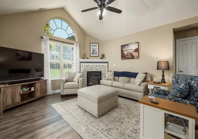 Listing Photo 3 - Condo for sale in building located at 200 Jamie Lynn Cir, Pickerington, OH 43147