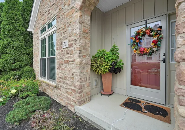 Listing Photo 5 - Condo for sale in building located at 5597 Haydens Reserve Wy, Hilliard, OH 43026