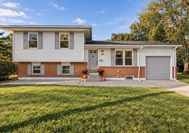 Single family home for sale at 2050 Willow Run Rd, Grove City, OH 43123 | MLS# 226036594