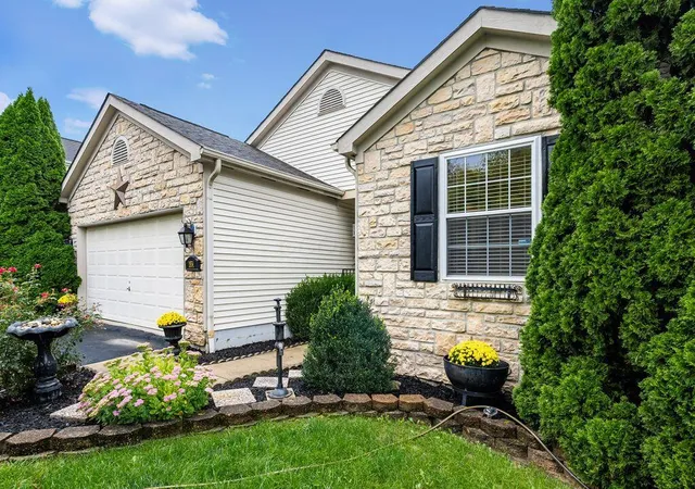 Photo 2 of Single family home for sale at 1851 Winding Holw Dr, Grove City, OH 43123 | MLS# 226036517 | Listing updated on 2026-09-25