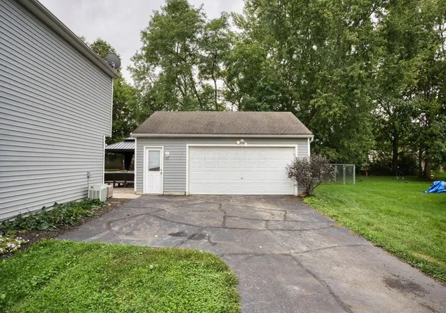 Photo 3 of Single family home for sale at 1126 Lake Forest Dr, Hebron, OH 43025 | MLS# 226036593 | Listing updated on 2026-09-25