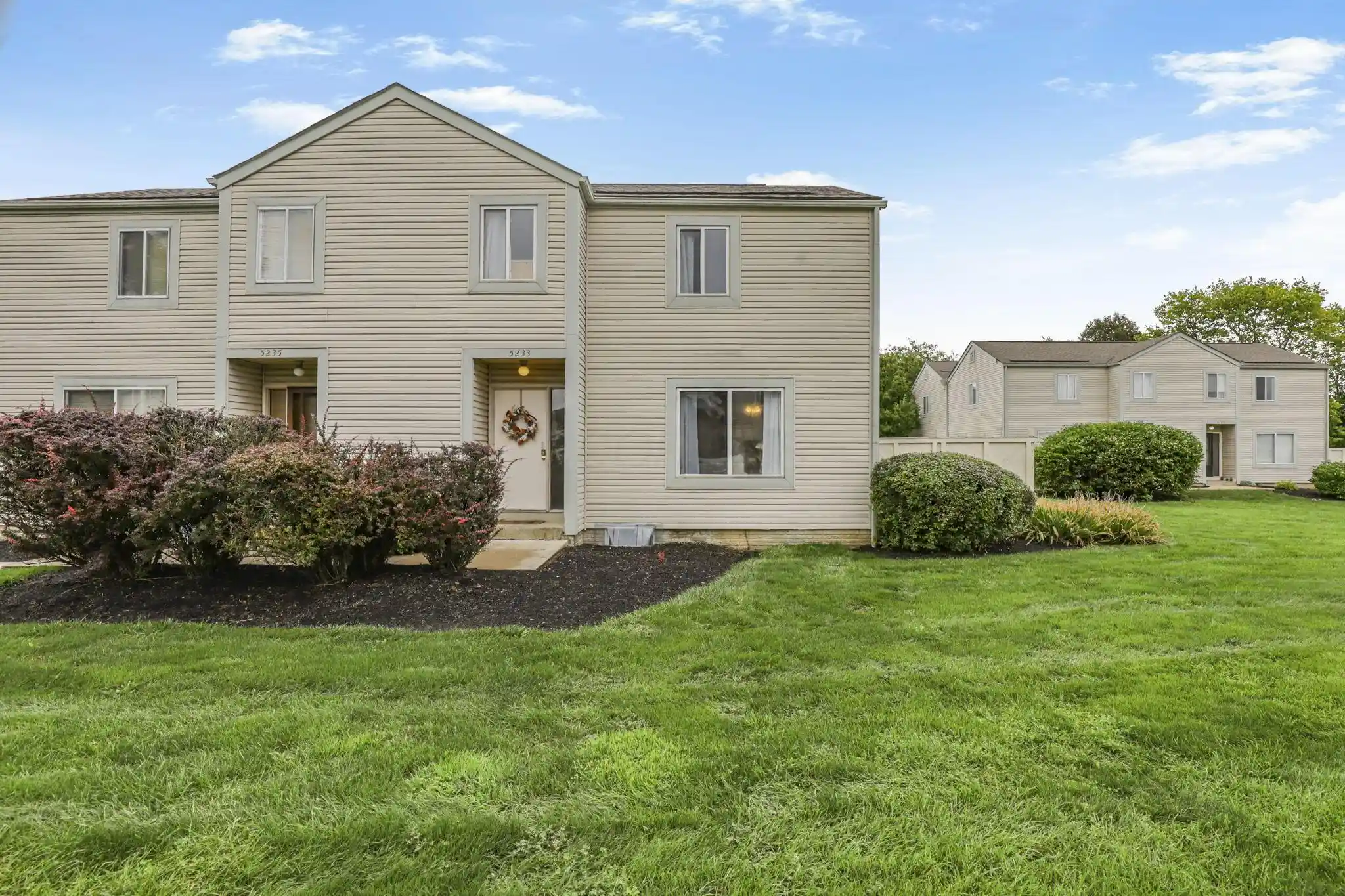 Listing Photo 2 - Condo for sale in 5233 Captains Ct located at 5233 Captains Ct, Columbus, OH 43220 - Unit 5233 Captains Ct