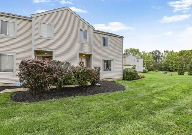 Listing Photo 4 - Condo for sale in building located at 5233 Captains Ct, Columbus, OH 43220