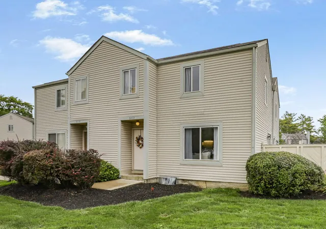 Listing Photo 5 - Condo for sale in building located at 5233 Captains Ct, Columbus, OH 43220