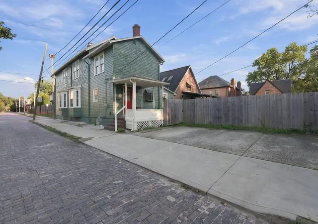 Photo 4 of Single family home for sale at 581 Lathrop St, Columbus, OH 43206 | MLS# 226036672 | Listing updated on 2026-10-08