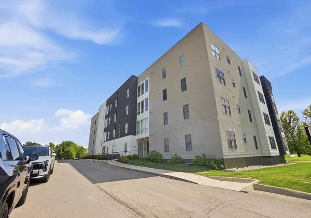 Listing Photo 2 - Condo for sale in building located at 5233 Highpointe Lakes Dr, Westerville, OH 43081 - Unit #202