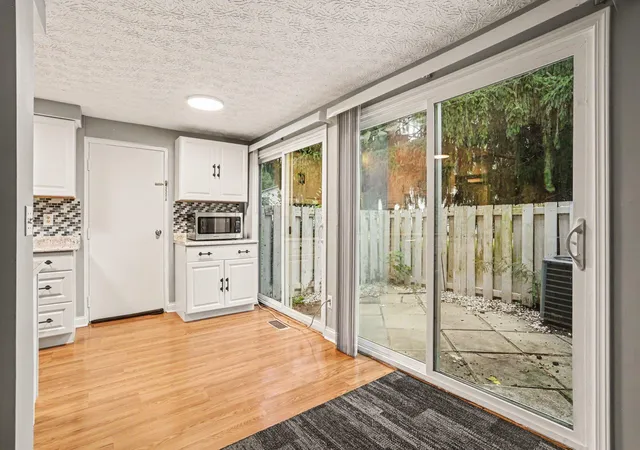 Listing Photo 4 - Condo for sale in building located at 2509 Burgandy Ln, Columbus, OH 43232