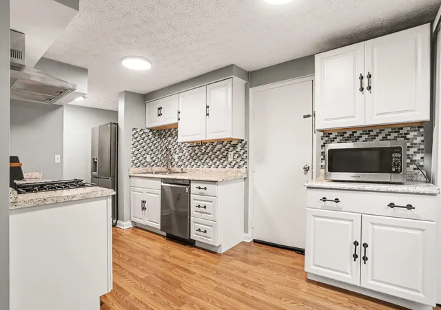 Listing Photo 5 - Condo for sale in building located at 2509 Burgandy Ln, Columbus, OH 43232