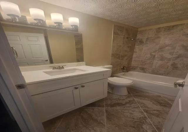 Listing Photo 3 - Condo for sale in building located at 1726 Sunapple Wy, Columbus, OH 43232