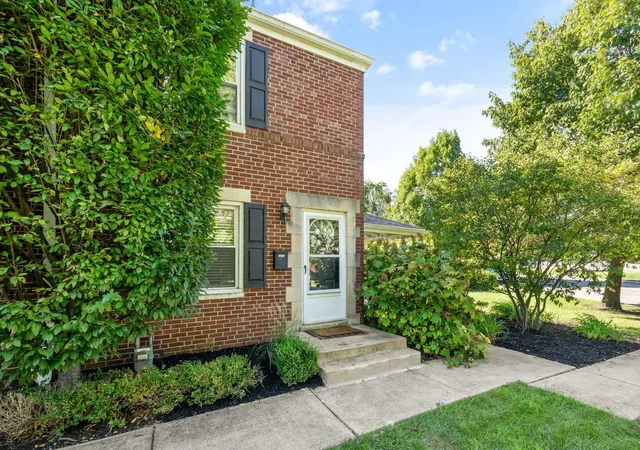 Listing Photo 2 - Condo for sale in building located at 1805 NW Blvd, Columbus, OH 43212