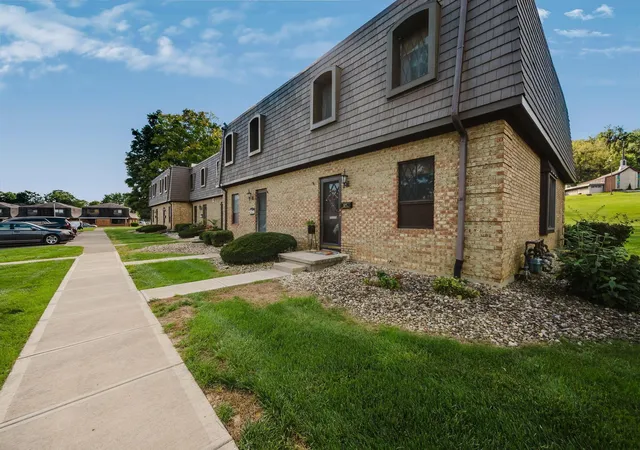 Listing Photo 1 - Condo for sale in building located at 625 Country Clb, Newark, OH 43055 - Unit #G6