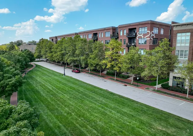 Listing Photo 3 - Condo for sale in building located at 828 Bobcat Ave, Grandview Heights, OH 43212 - Unit #305