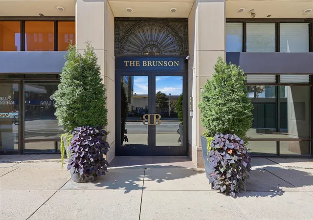 Listing Photo 1 - Condo for sale in building located at 160 N Wall St, Columbus, OH 43215 - Unit #L305