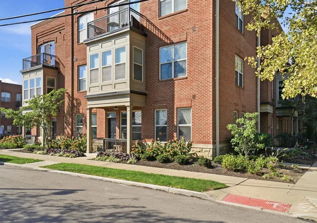 Listing Photo 2 - Condo for sale in building located at 971 Ingleside Ave, Columbus, OH 43215 - Unit #109