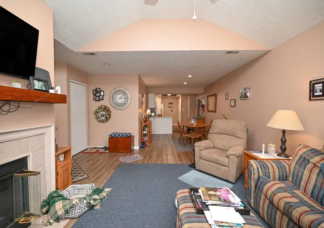 Listing Photo 4 - Condo for sale in building located at 606 Hampton Woods Dr, Marion, OH 43302