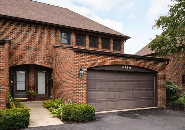 Listing Photo 1 - Condo for sale in building located at 4580 Carriage Hl Ln, Columbus, OH 43220 - Unit #4580