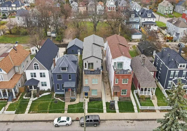 Listing Photo 2 - Condo for sale in building located at 410 Saint Clair Ave, Columbus, OH 43203