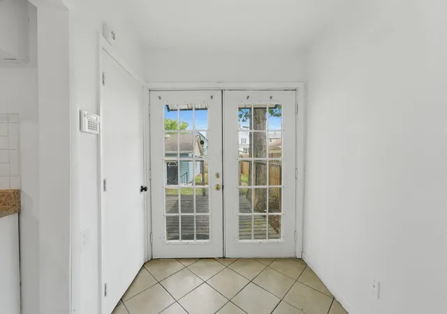 Photo 3 of Sale Pending at 546 E Jenkins Ave, Columbus, OH 43207 | MLS# 226037307 | Listing updated on 2026-10-01
