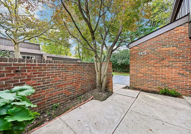 Listing Photo 4 - Condo for sale in building located at 95 Gln Dr, Worthington, OH 43085