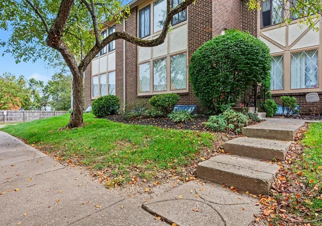 Listing Photo 2 - Condo for sale in building located at 5361 Vly Ln E, Columbus, OH 43231 - Unit #Z67