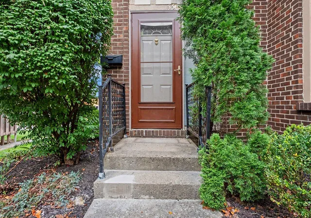 Listing Photo 3 - Condo for sale in building located at 5361 Vly Ln E, Columbus, OH 43231 - Unit #Z67