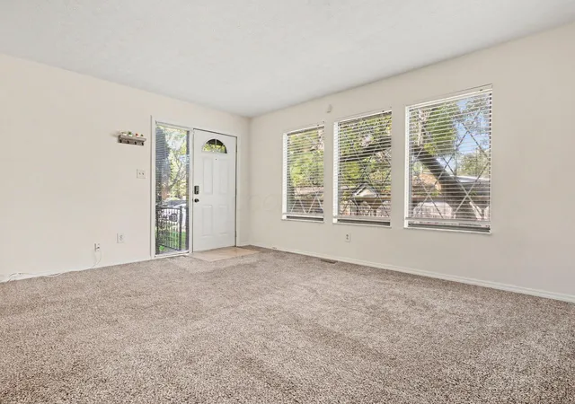 Listing Photo 4 - Condo for sale in building located at 5361 Vly Ln E, Columbus, OH 43231 - Unit #Z67
