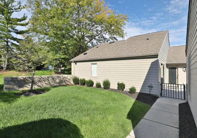 Listing Photo 1 - Condo for sale in building located at 5714 Strathmore Ln, Dublin, OH 43017 - Unit #25