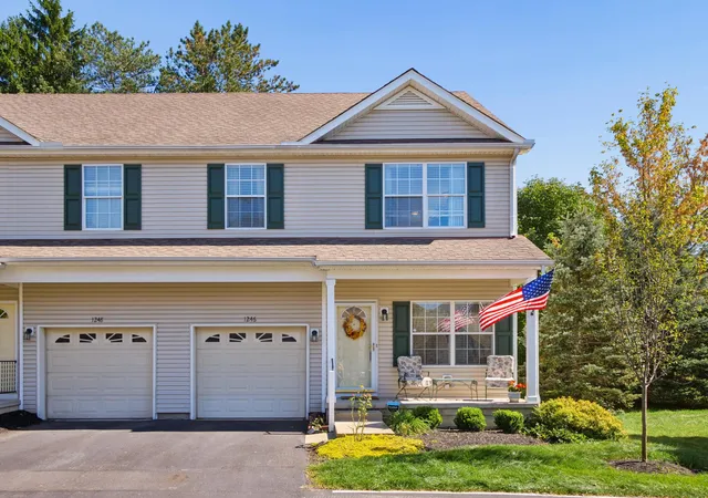 Listing Photo 2 - Condo for sale in building located at 1246 Hall Ln, Columbus, OH 43230