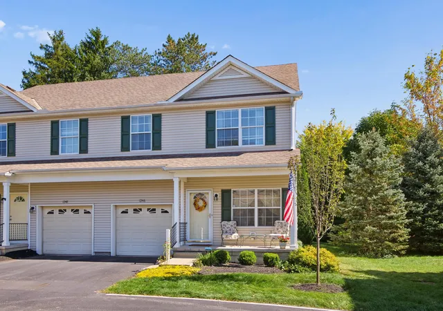 Listing Photo 3 - Condo for sale in building located at 1246 Hall Ln, Columbus, OH 43230