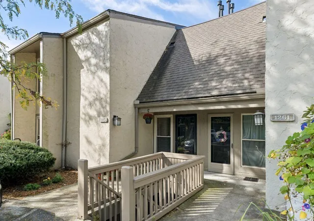 Listing Photo 1 - Condo for sale in building located at 1259 Lake Shore Dr, Columbus, OH 43204 - Unit #230