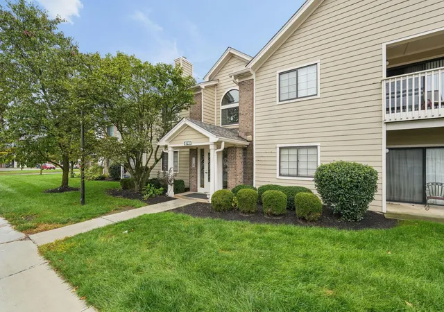 Listing Photo 1 - Condo for sale in building located at 6749 Mdw Creek Dr, Worthington, OH 43235 - Unit #102