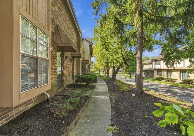 Listing Photo 1 - Condo for sale in building located at 6159 Stornoway Dr S, Columbus, OH 43213