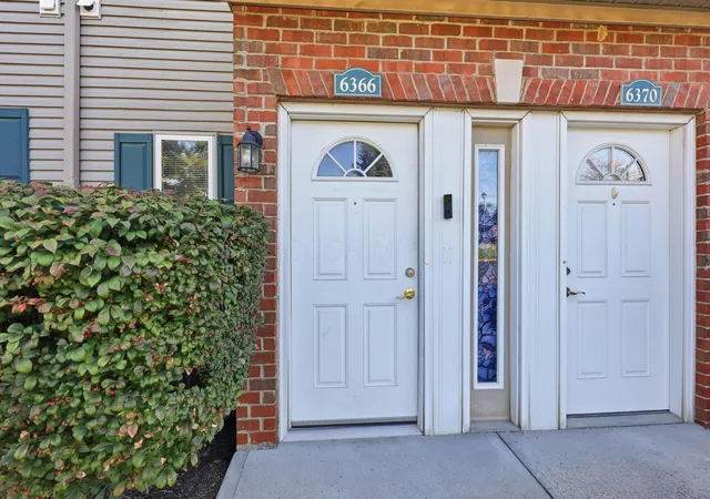 Listing Photo 2 - Condo for sale in building located at 6366 Edgecreek Ln, Columbus, OH 43231