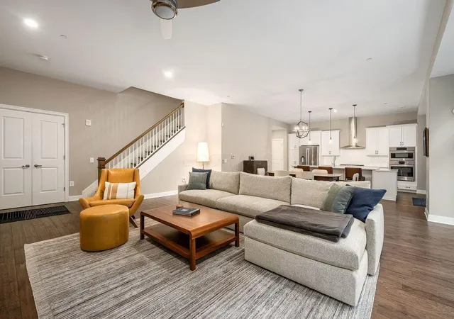 Listing Photo 1 - Condo for sale in building located at 250 W Spring St, Columbus, OH 43215 - Unit #256