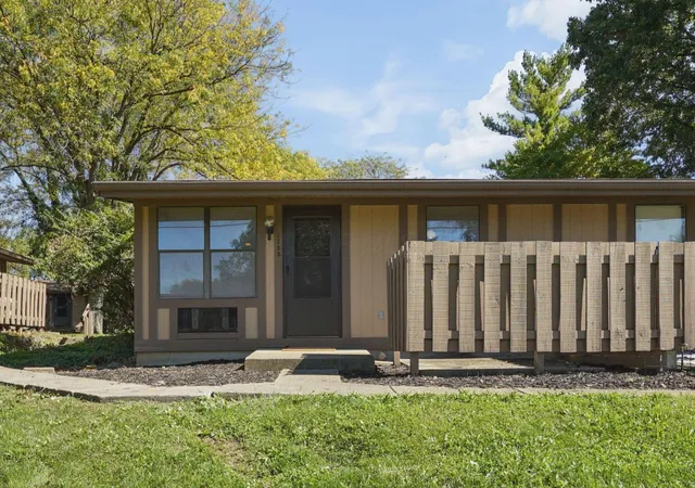 Listing Photo 2 - Condo for sale in building located at 1783 Sun Apple Wy, Columbus, OH 43232