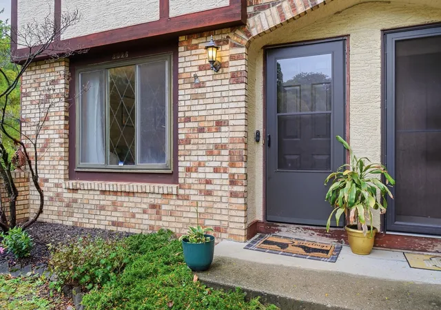 Listing Photo 2 - Condo for sale in building located at 3026 Blendon Woods Blvd, Columbus, OH 43231
