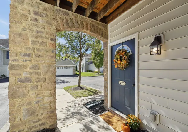 Listing Photo 1 - Condo for sale in building located at 6252 Hudson Reserve Wy, Westerville, OH 43081 - Unit #6252