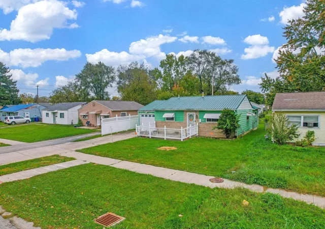 Photo 2 of Single family home for sale at 2992 Fairwood Ave, Columbus, OH 43207 | MLS# 226039585 | Listing updated on 2026-10-26