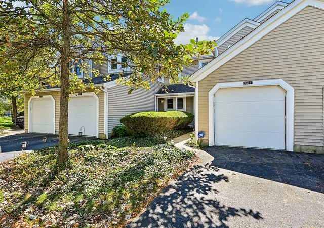 Listing Photo 2 - Condo for sale in building located at 5873 Parkbridge Ln, Dublin, OH 43016 - Unit #21-4