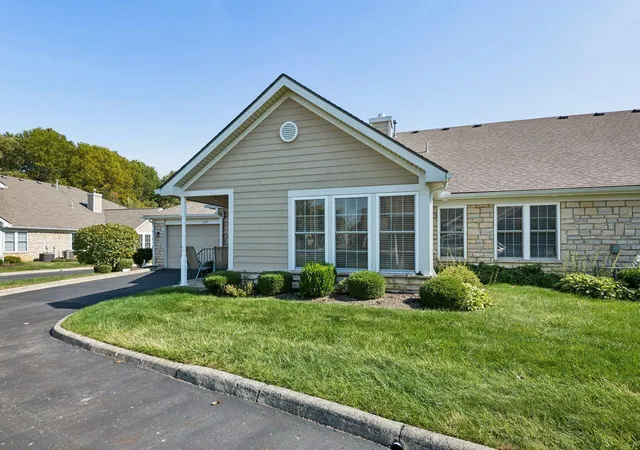 Listing Photo 2 - Condo for sale in building located at 1327 Allington Ln, Columbus, OH 43240