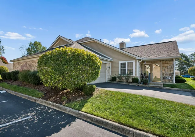 Listing Photo 3 - Condo for sale in building located at 1327 Allington Ln, Columbus, OH 43240