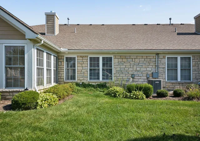 Listing Photo 4 - Condo for sale in building located at 1327 Allington Ln, Columbus, OH 43240