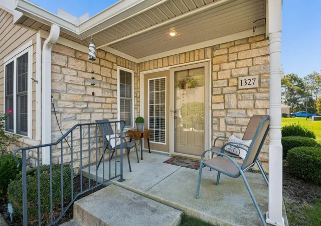 Listing Photo 5 - Condo for sale in building located at 1327 Allington Ln, Columbus, OH 43240