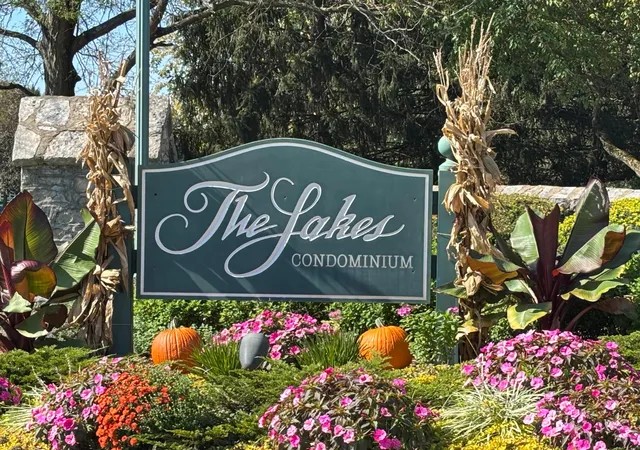 Listing Photo 1 - Condo for sale in building located at 6427 Upper Lake Cir, Westerville, OH 43082